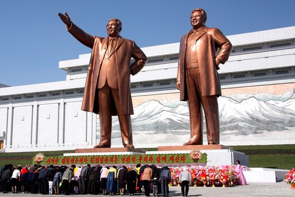 9 прикладів брудної брехні, в яку свято вірять в Північній Кореї. Ось це промивають мізки!