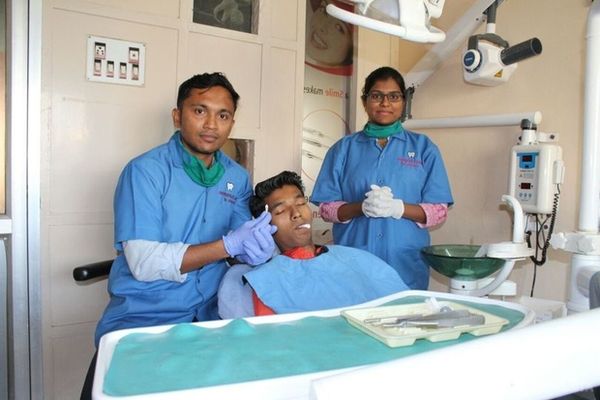 В Індії юнакові видалили щонайдовший зуб у світі. Зуб у юнака виявився на 5 міліметрів довше попереднього світового рекорду.