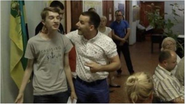 На Київщині депутат погрожував школяреві розправою. Відео. Депутат від БПП погрожував підлітку розправою за повідомлення в соцмережі.