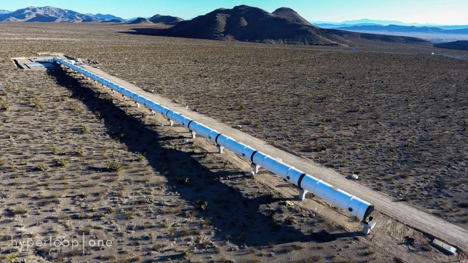 Маск провів перші випробування прототипу Hyperloop. Компанія Hyperloop One провела перші успішні випробування прототипу транспортної системи Hyperloop.