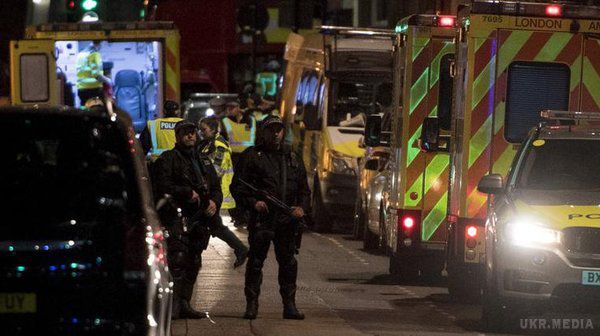 Лондон: двох підлітків заарештували після нападів з кислотою. У Лондоні заарештували двох підлітків після п'ятьох атак, під час яких людям в обличчя розпилювали хімічні речовини
