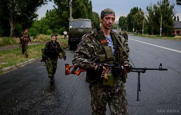 Розвідка: На Донбасі бойовики побили п'яного російського військового. Російський офіцер погрожував зброєю бойовикам за невиконання наказів.