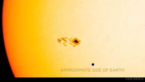 Сонце повернулося до Землі гігантською плямою. Відео NASA. З фотографій обсерваторії сонячної динаміки NASA змонтувало відео, на якому зірка повертається до нас скупченням плям, найбільша з яких не менша за Землю в діаметрі.