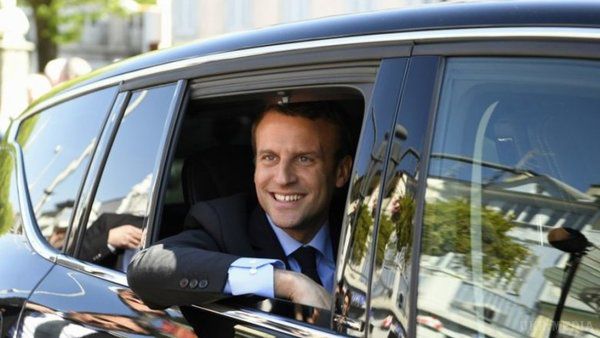 Підтримав вітчизняного виробника. Макрон пересів на новеньке авто. Вчора, 14 липня, коли вся держава відзначає День взяття Бастилії, французький президент Еммануель Макрон отримав новеньку машину: кросовер Peugeot 5008.