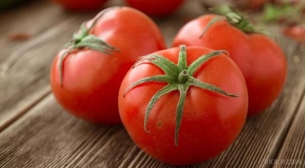Чому медики рекомендують їсти томати?. Ризик утворення ракових пухлин значно скорочується, якщо їсти звичайні помідори.