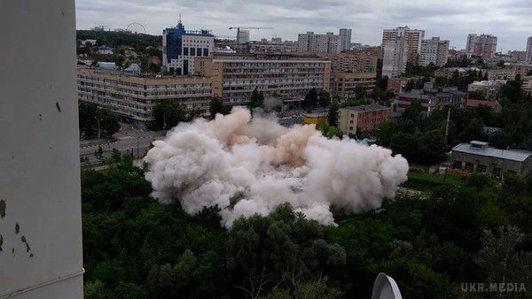 Як вибухом демонтували п'ятиповерховий будинок у Харкові. Відео. У Харкові вибухом знищили недобудований будинок, який тут стояв близько десяти років.