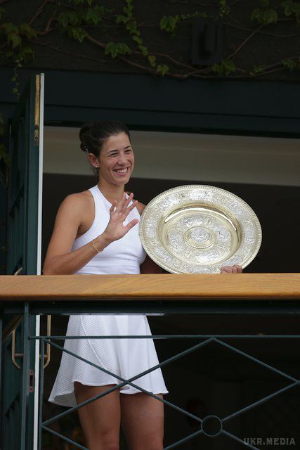 Яскраві кадри з нагородження жіночого фіналу Вімблдону. Гарбіньє Мугуруса в двох сетах обіграла Венус Вільямс.