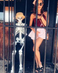  Співачка Марія Яремчук позує за ґратами поруч зі скелетом. У мікроблозі Марії Яремчук з'явилася вельми оригінальна фотографія