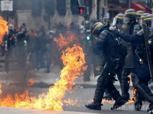 У Франції в  день взяття Бастилії хулігани взяли і підпалили сотні автомобілів. Варто зазначити, що особливо високою активність правопорушників була в Парижі і Севрані. 
