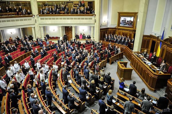 Стали відомі імена топ-10 прогульників Ради. При цьому у КВУ зазначили, що інформація про відвідування деяких з вищевказаних депутатів істотно відрізняється за даними письмовій та електронній реєстрацій.