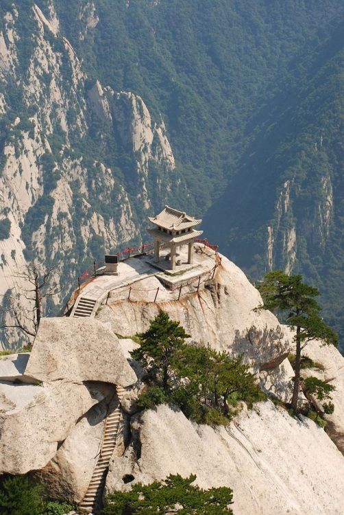 Найнебезпечніша пішохідна стежка у світі яку ризикнуть пройти тільки найсміливіші (Фото). В Китаї знаходиться сама страшна і небезпечна пішохідна стежка у світі, по якій туристи потрапляють прямо в чайний будиночок на висоті 2160 м.