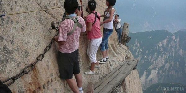 Найнебезпечніша пішохідна стежка у світі яку ризикнуть пройти тільки найсміливіші (Фото). В Китаї знаходиться сама страшна і небезпечна пішохідна стежка у світі, по якій туристи потрапляють прямо в чайний будиночок на висоті 2160 м.