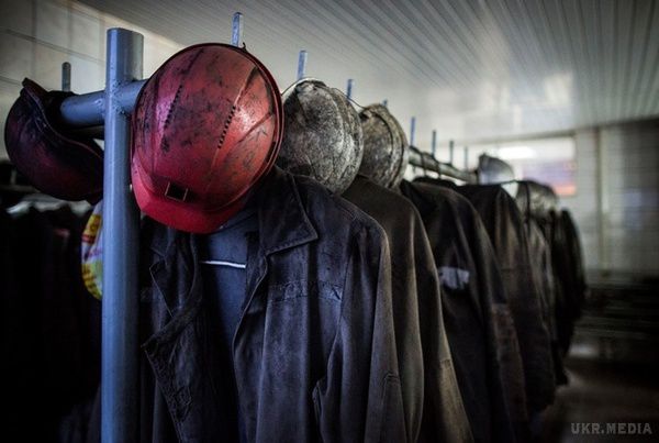 Луганські шахтарі влаштували страйк під землею. Гірники вимагають виплатити їм борги по зарплаті.