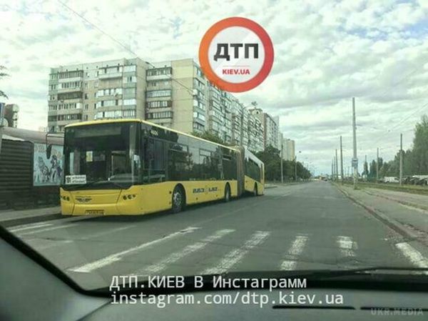 У Києві під часу руху "розвалився" автобус – фото. Під час руху задня частина автобуса зламалася, обійшлося без постраждалих
