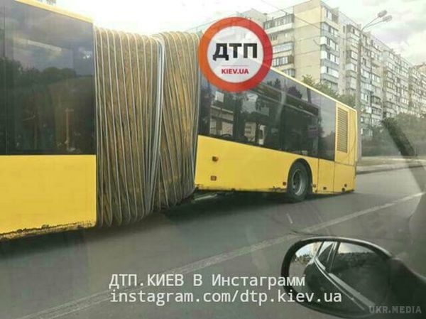 У Києві під часу руху "розвалився" автобус – фото. Під час руху задня частина автобуса зламалася, обійшлося без постраждалих