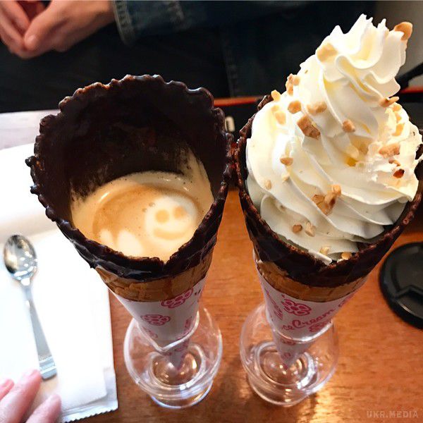 Японці вигадали каву, яка заполонила Instagram. Кава залишається одним із фаворитів серед напоїв, які полюбляють фотографувати для соцмережі Instagram. Тож не дивно, що креативні японці вирішили підкорити інтернет та серця кавоманів новинкою – кавою у вафлі для морозива.