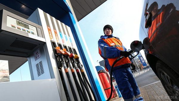 Якими будуть ціни на бензин - прогноз. Ціна бензину на АЗС залежить від вартості нафтопродуктів на європейських ринках і курсу долара. 