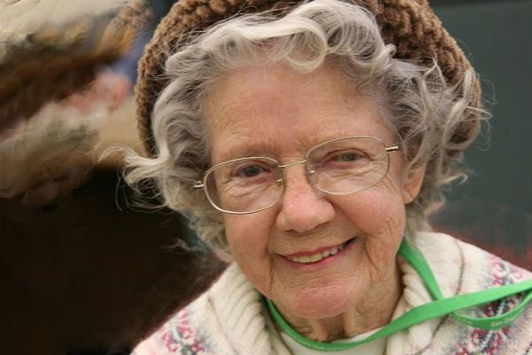 У Британії пенсіонерка не знімала 27 лінз протягом 30 років. Протягом двох сеансів офтальмолог видалив 17 лінз з одного і 10 з другого очі пенсіонерки.