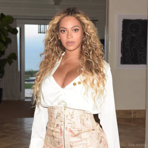 Beyonce похизувалася стрункою фігурою після народження дітей. Відома співачка Beyonce нещодавно народила двійняток, але вже тішить фанів світлинами своїх апетитних форм.