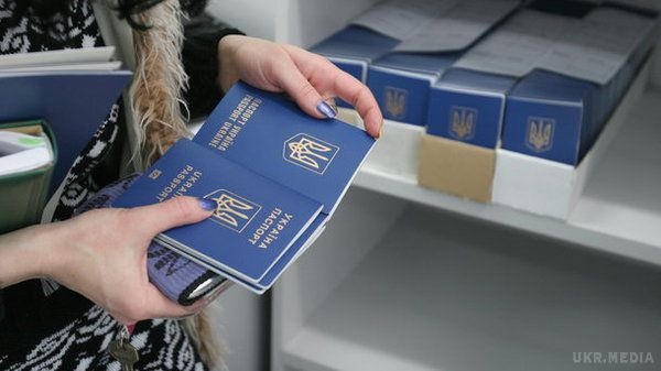 Ажіотаж з біометричними паспортами не спадає. Безвізовий бум.