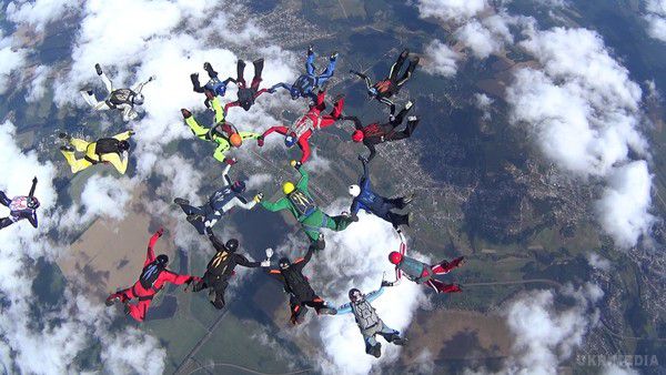 В небі Харківщини парашутисти встановили рекорд України (відео). 20 спортсменів у вільному падінні виконали 5 перешикувань і показали 6 великих формацій.