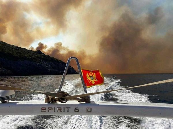 Чорногорія охоплена пожежами, масово евакуюють туристів. Просять допомоги у ЄС. Через сильний вітер вогонь поширюється з величезною швидкістю