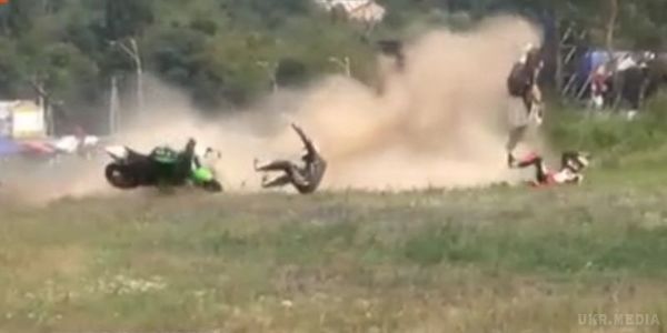 У Києві на високій швидкості зіткнулися мотоциклісти (відео). Вилетіли на смугу безпеки і кілька разів перекинулися.