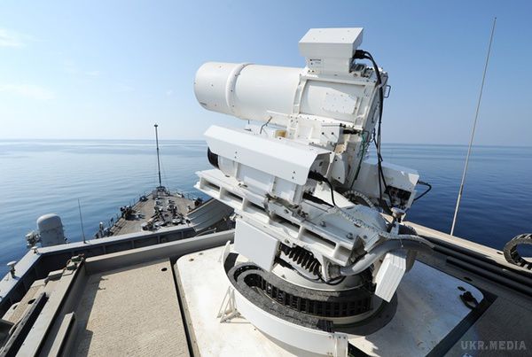 США успішно випробували потужну лазерну зброю - ЗМІ (відео). У військово-морському флоті (ВМФ) США пройшли випробування Системи лазерної зброї, розміщеної на транспорт-доці USS Ponce. 