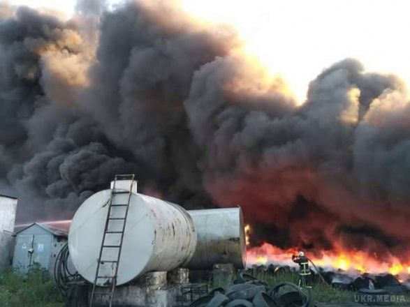 В Миколаєві загорівся завод з переробки автомобільних шин. Миколаїв оповив стовп отруйного диму.