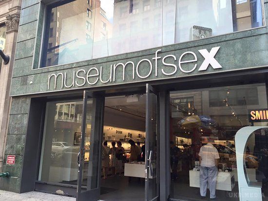 У США жінка зламала ніс і вибила зуби під час відвідування музею сексу. У США жінка, топ-менеджер бренду Ralph Lauren, сильно пошкодила ніс і вибила зуби під час екскурсії по музею сексу в Нью-Йорку.