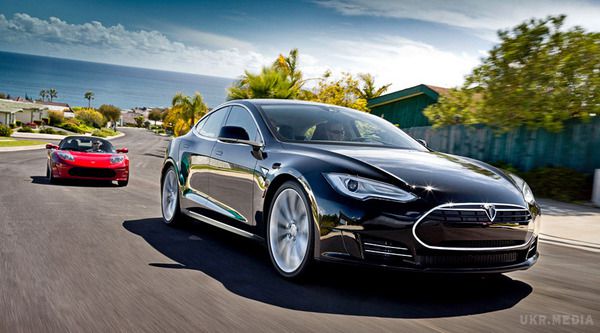 Автомобіль Tesla, який перебував в режимі автопілота, потрапив в ДТП. Автомобіль Tesla, на водійському сидінні якого знаходився житель одного з передмість Міннеаполіса Девід Кларк, рухався в режимі автопілота.