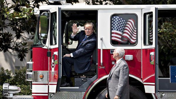 Трамп погрався у пожежника біля Білого дому. Дональд Трамп позував у пожежній машині на виставці виробів США біля Білого дому.