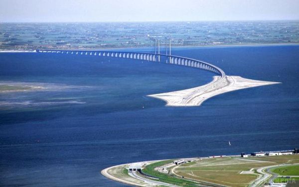 У Голландії з'явився унікальний підводний міст. Справжня споруда майбутнього.