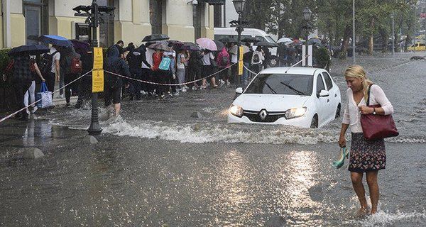 У Стамбулі вирує катастрофічна злива. Сильні зливи, що почалися у Стамбулі у вівторок, 18 липня, призвели до повені. 