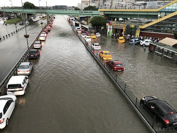 У Стамбулі вирує катастрофічна злива. Сильні зливи, що почалися у Стамбулі у вівторок, 18 липня, призвели до повені. 