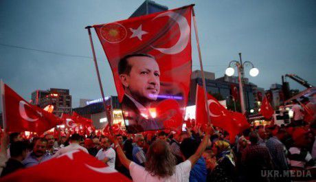 Туреччина продовжила НС ще на три місяці. Парламент Туреччини проголосував за продовження надзвичайного стану в країні ще на три місяці.