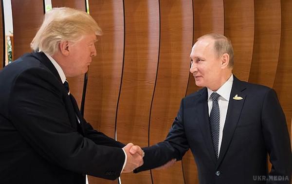 У Білому домі спростували другу зустріч Трампа з Путіним, назвавши її "короткою бесідою". ЗМІ поширили інформацію про другу зустріч Трампа і Путіна. В адміністрації президента США заявили, що він поговорив з президентом РФ наприкінці офіційного обіду, на якому були присутні всі лідери G20.