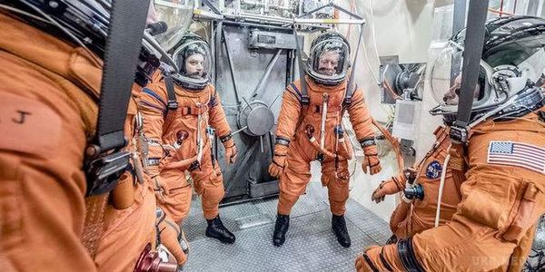 НАСА випробувало місячний скафандр. Космічне агентство NASA тестує модифіковану версію скафандра Advanced Crew Escape Suit для підтримки далеких місій.