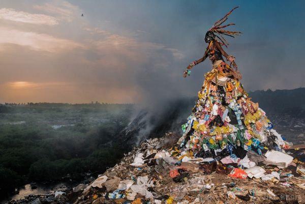 Фотограф одягнув моделей в сукні зі сміття. Неможливо відвести погляд від цих талановитих робіт!