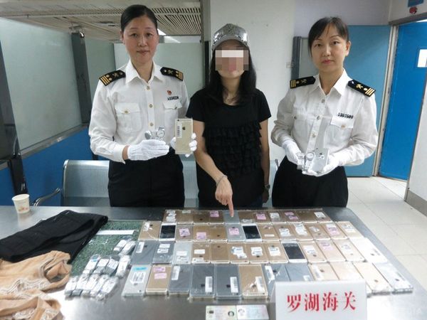 Як контрабандистка сховала під одягом 100 iPhone!. Дівчину з Китаю затримали через занадто 'дуту' верхню частину тіла.
