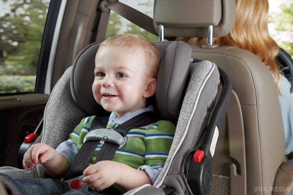 На водіїв з дітьми чекає сюрприз. У Верховній Раді пропонують підвищити рівень безпеки дітей в автомобілі у віці від 5 до 12 років.