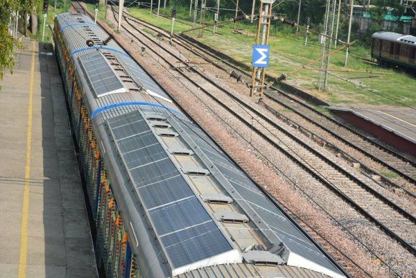 Перший поїзд на сонячних батареях запустили в Індії. В Індії офіційно запустили новий дизельний потяг. Його особливістю є те, що всі електричні пристрої будуть працювати на сонячній енергії. Поїзд з шістьма вагонами вже здійснив свою першу поїздку.