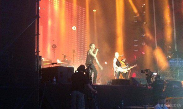 Depeche Mode відіграли масштабний концерт в Києві (Фото). Перед початком концерту перед входом утворилися величезні черги, які розтягнулися від "Олімпійського" до Палацу спорту.