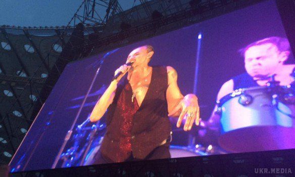 Depeche Mode відіграли масштабний концерт в Києві (Фото). Перед початком концерту перед входом утворилися величезні черги, які розтягнулися від "Олімпійського" до Палацу спорту.