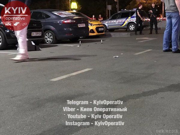 У Києві застрелений біля ТРЦ  чоловік виявився вбивцею з Росії(відео). Є інформація, що вбивць було двоє, і вони зникли з місця злочину на авто .