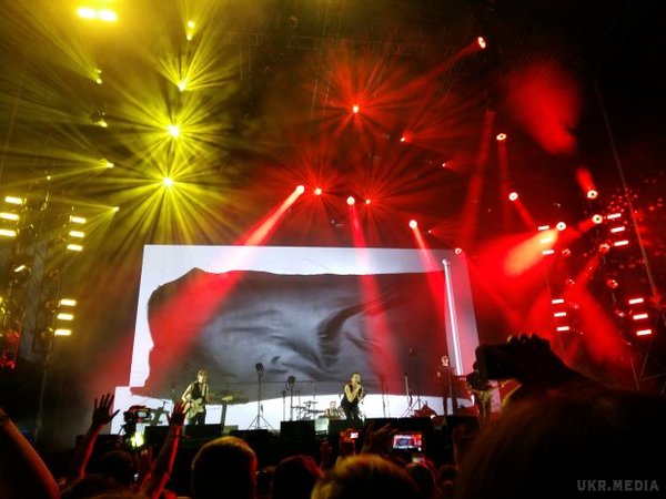 Враження від концерту Depeche Mode у Києві(відео). Українська столиця стала 30 містом у турі на підтримку нового альбому Spirit, який гурт презентував весною.