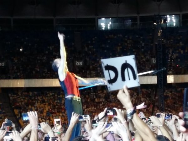 Враження від концерту Depeche Mode у Києві(відео). Українська столиця стала 30 містом у турі на підтримку нового альбому Spirit, який гурт презентував весною.