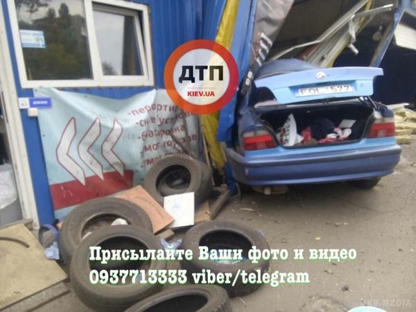 У Києві п'яний водій протаранив автомийку і вбив людину (ФОТО). Після удару водій спробував втекти, але його затримали свідки.