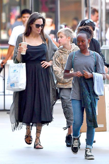 Дівчатка в зборі: Анджеліна Джолі з трьома дочками на шопінгу в Лос-Анджелесі (фото). Всього пару днів тому голлівудська зірка була помічена з дочкою Вів'єн на шопінгу, а до цього знаменитість літала з дітьми в Намібії (Африка), де відбулося відкриття заповідника.