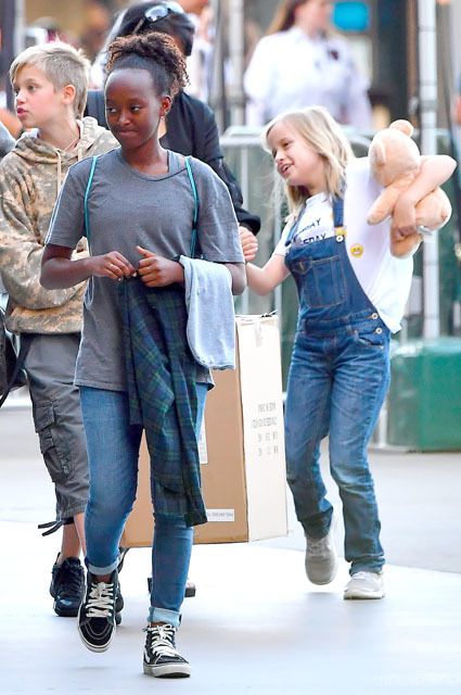 Дівчатка в зборі: Анджеліна Джолі з трьома дочками на шопінгу в Лос-Анджелесі (фото). Всього пару днів тому голлівудська зірка була помічена з дочкою Вів'єн на шопінгу, а до цього знаменитість літала з дітьми в Намібії (Африка), де відбулося відкриття заповідника.